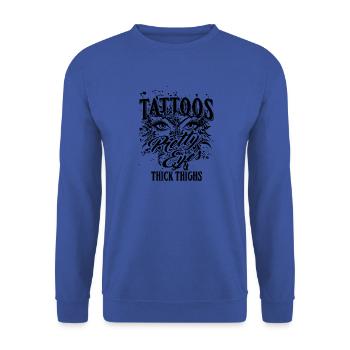 Tattoo Quote > Pretty Eyes & Thick Thighs - Unisex Pullover - Royalblau - Vorne - Alina (178cm) & Michal (187cm)