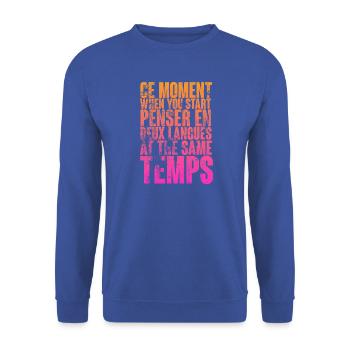 COOLER SPRUCH FÜR MEHRSPRACHLER, INTERNATIONAL - Unisex Pullover - Royalblau - Vorne - Alina (178cm) & Michal (187cm)