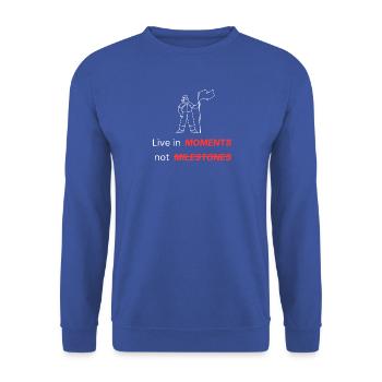 Lebe im Moment, nicht Meilensteine - Unisex Pullover - Royalblau - Vorne - Alina (178cm) & Michal (187cm)