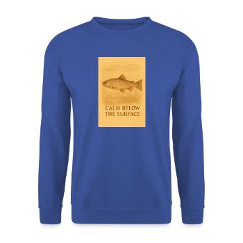 Ruhe unter der Oberfläche – Forellenabdruck - Unisex Pullover - Royalblau - Vorne - Alina (178cm) & Michal (187cm)