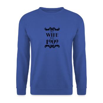 Beste Ehefrau seit 1909 Hochzeit - Unisex Pullover - Royalblau - Vorne - Alina (178cm) & Michal (187cm)