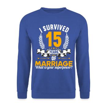 Ich habe 15 Jahre Ehe überlebt 15.Hochzeitstag - Unisex Pullover - Royalblau - Vorne - Alina (178cm) & Michal (187cm)