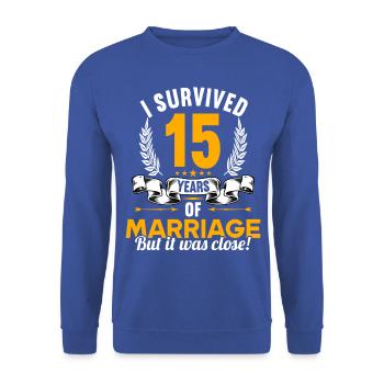 Ich habe 15 Jahre Ehe überlebt 15.Hochzeitstag - Unisex Pullover - Royalblau - Vorne - Alina (178cm) & Michal (187cm)