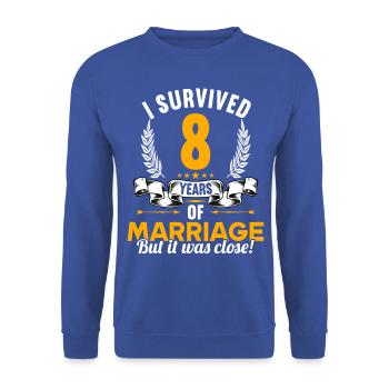 Ich habe 8 Jahre Ehe überlebt 8.Hochzeitstag - Unisex Pullover - Royalblau - Vorne - Alina (178cm) & Michal (187cm)