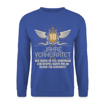 Wir haben viel gemeinsam 10.Hochzeitstag - Unisex Pullover - Royalblau - Vorne - Alina (178cm) & Michal (187cm)