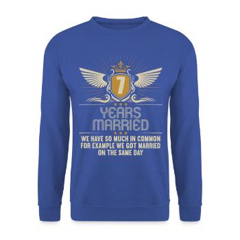 Wir haben viel gemeinsam 7.Hochzeitstag - Unisex Pullover - Royalblau - Vorne - Alina (178cm) & Michal (187cm)