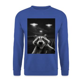 Funny raccoon selfie in front of UFOs Raccoon UFO - Unisex Sweatshirt - royal blue - Front - Alina (178cm) & Michal (187cm)