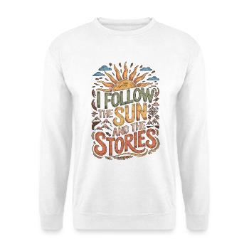 Travel Photographer I Follow The Sun Camera Lover - Unisex Pullover - Weiß - Vorne - Alina (178cm) & Michal (187cm)