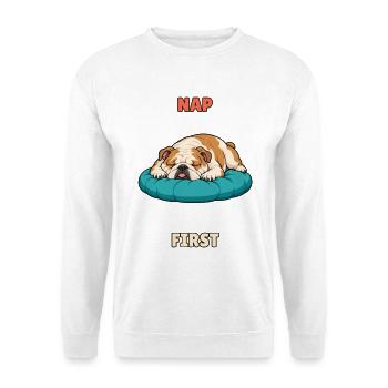 Erster Mittagsschlaf – Schläfriger englischer Bulldogge - Unisex Pullover - Weiß - Vorne - Alina (178cm) & Michal (187cm)