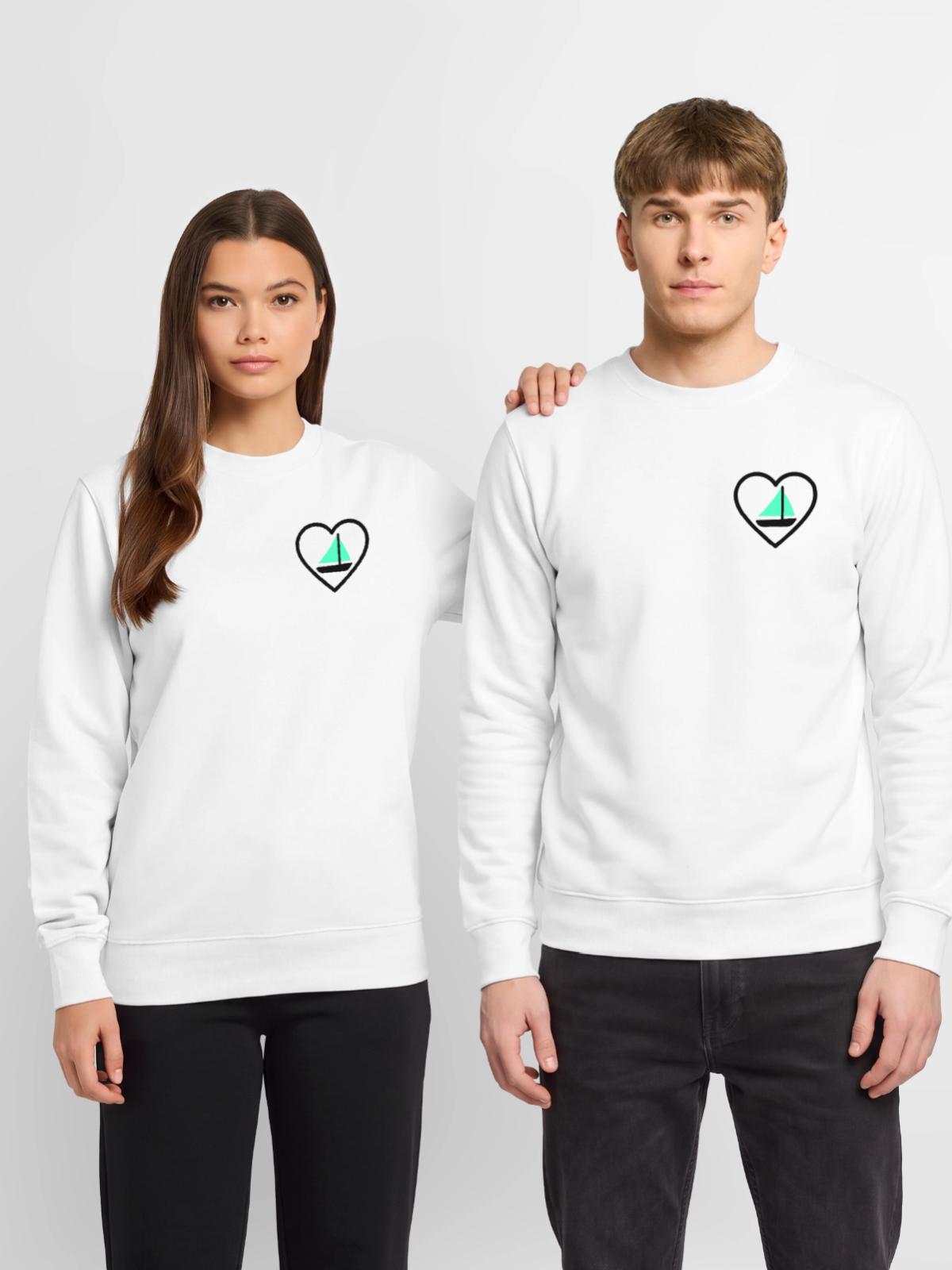 Cuore Vela – Passione Navigazione - Unisex Pullover - Weiß - Vorne - Alina (178cm) & Michal (187cm)