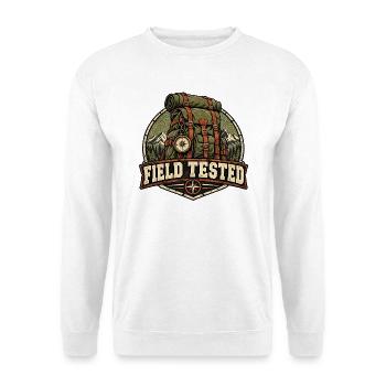 Field Tested – Robustes Outdoor-Abzeichen - Unisex Pullover - Weiß - Vorne - Alina (178cm) & Michal (187cm)