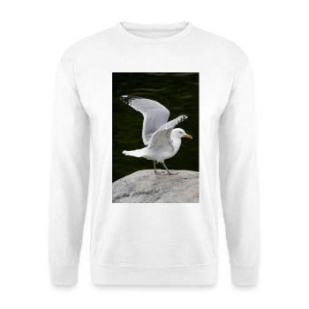 Heringsmöwe, die mit ausgebreiteten Flügeln auf einem Felsen steht - Unisex Pullover - Weiß - Vorne - Alina (178cm) & Michal (187cm)