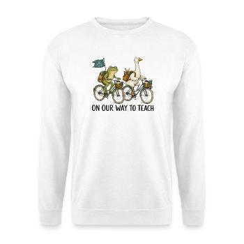 Frosch und Gans auf dem Fahrrad zum Lernen - Unisex Pullover - Weiß - Vorne - Alina (178cm) & Michal (187cm)