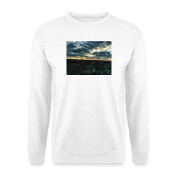 Sonnenuntergang über Stadtlandschaft - Unisex Pullover - Weiß - Vorne - Alina (178cm) & Michal (187cm)
