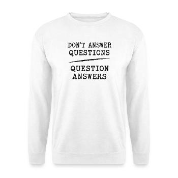 Don't Answer Questions Question Answers – Kritisch - Unisex Pullover - Weiß - Vorne - Alina (178cm) & Michal (187cm)