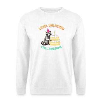 Level Freigeschaltet Waschbär am Kuchen - Unisex Pullover - Weiß - Vorne - Alina (178cm) & Michal (187cm)