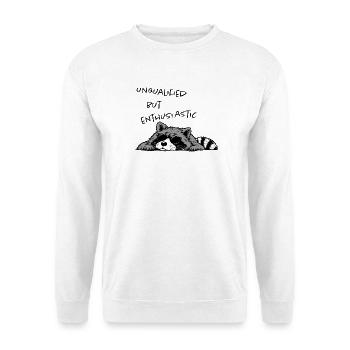 Unqualified but Enthusiastic – Waschbär Humor - Unisex Pullover - Weiß - Vorne - Alina (178cm) & Michal (187cm)