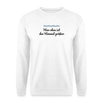 Hier oben ist der Himmel größer – Norddeutschland - Unisex Pullover - Weiß - Vorne - Alina (178cm) & Michal (187cm)