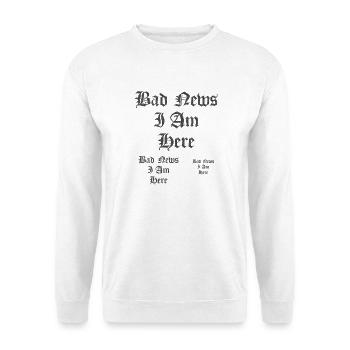 Gotischer Text Schlechte Nachrichten Ich bin hier - Unisex Pullover - Weiß - Vorne - Alina (178cm) & Michal (187cm)