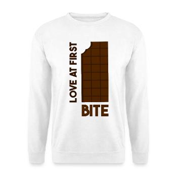 Liebe beim ersten Bissen Schokoladenriegel - Unisex Pullover - Weiß - Vorne - Alina (178cm) & Michal (187cm)