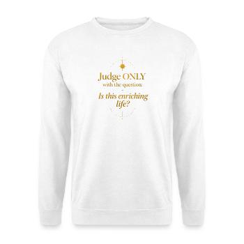 Urteile nur mit der Frage: Ist das lebensbereichernd? - Unisex Pullover - Weiß - Vorne - Alina (178cm) & Michal (187cm)