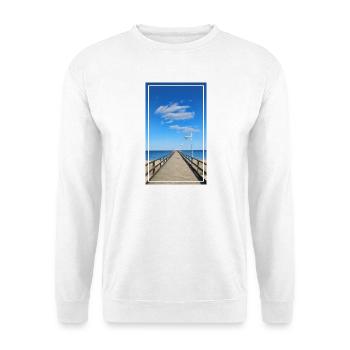 Fotokunst „Holzbrücke Bansin“ Tagsüber - Unisex Pullover - Weiß - Vorne - Alina (178cm) & Michal (187cm)