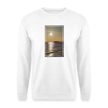 Fotokunst „Holzbrücke Bansin“ Sonnenuntergang - Unisex Pullover - Weiß - Vorne - Alina (178cm) & Michal (187cm)
