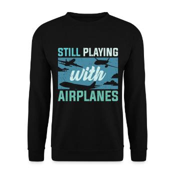 Pilot spielt immer noch mit Flugzeugen - Unisex Pullover - Schwarz - Vorne - Alina (178cm) & Michal (187cm)