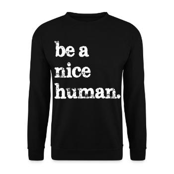Sei ein netter Mensch lustig - Unisex Pullover - Schwarz - Vorne - Alina (178cm) & Michal (187cm)