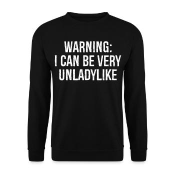 advarsel: Jeg kan være meget ukvindelig - Unisex sweater - sort - Foran - Alina (178cm) & Michal (187cm)