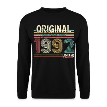 Jahrgangsdesign 1992 mit Retro-Charme, 33 Jahre - Unisex Pullover - Schwarz - Vorne - Alina (178cm) & Michal (187cm)