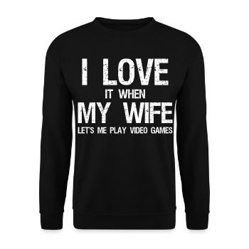 I love it when my wife let's me play video game - Unisex Pullover - Schwarz - Vorne - Alina (178cm) & Michal (187cm)