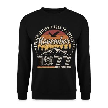 November 1977 Retro November 1977 - Unisex Pullover - Schwarz - Vorne - Alina (178cm) & Michal (187cm)