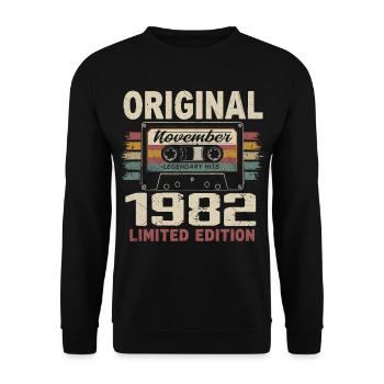 November 1982 Gift November 1982 - Unisex Sweatshirt - black - Front - Alina (178cm) & Michal (187cm)