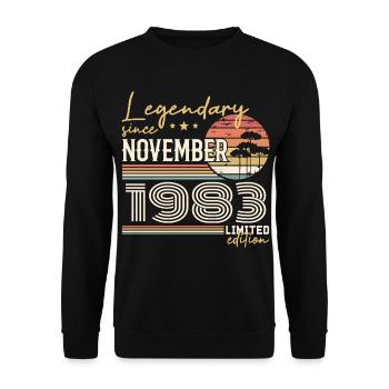 Jahrgang November 1983 RetroNovember 1983 - Unisex Pullover - Schwarz - Vorne - Alina (178cm) & Michal (187cm)