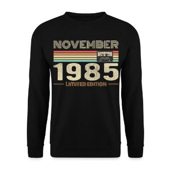 November 1985 Vintage Birthday Retro Tee - Sweat-shirt Unisexe - noir - Devant - Alina (178cm) & Michal (187cm)