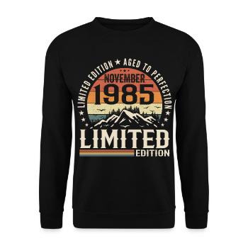 November 1985 Einzigartiger Retro-Geburtstag - Unisex Pullover - Schwarz - Vorne - Alina (178cm) & Michal (187cm)