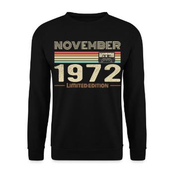 November 1972 Vintage Birthday Retro Tee - Sweat-shirt Unisexe - noir - Devant - Alina (178cm) & Michal (187cm)