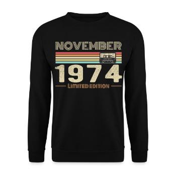 November 1974 Vintage Geburtstag Retro T-Shirt - Unisex Pullover - Schwarz - Vorne - Alina (178cm) & Michal (187cm)