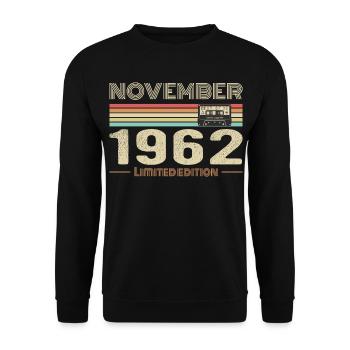 November 1962 Vintage Geburtstag Retro T-Shirt - Unisex Pullover - Schwarz - Vorne - Alina (178cm) & Michal (187cm)