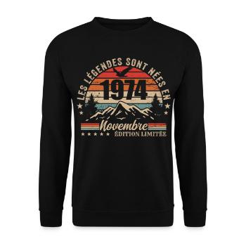 Genial seit November 1974 | November 1974 - Unisex Pullover - Schwarz - Vorne - Alina (178cm) & Michal (187cm)