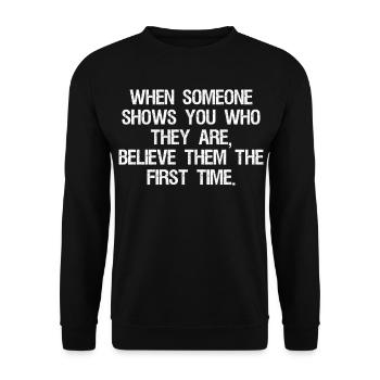 when someone shows you who they are believe them - Sweat-shirt Unisexe - noir - Devant - Alina (178cm) & Michal (187cm)