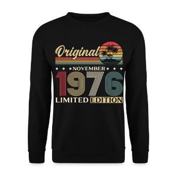 50. Geburtstag Original November Jahrgang 1976  - Unisex Pullover - Schwarz - Vorne - Alina (178cm) & Michal (187cm)