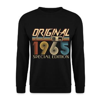 Gamer 60th Birthday 60th Anniversary Original 1965 - Unisex Sweatshirt - black - Front - Alina (178cm) & Michal (187cm)