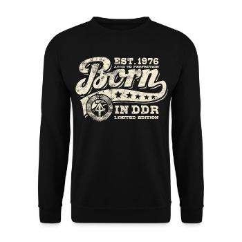 Born in DDR 1976 - Geburtstag - Ossi Geschenk - Unisex Pullover - Schwarz - Vorne - Alina (178cm) & Michal (187cm)