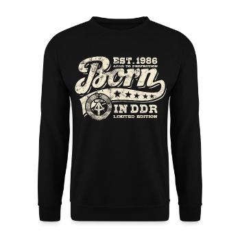 Born in DDR 1986 - Geburtstag - Ossi Geschenk - Unisex Pullover - Schwarz - Vorne - Alina (178cm) & Michal (187cm)