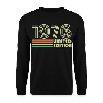Jahrgang 1976 Retro 1976 Geburtstagsgeschenk - Unisex Pullover - Schwarz - Vorne - Alina (178cm) & Michal (187cm)