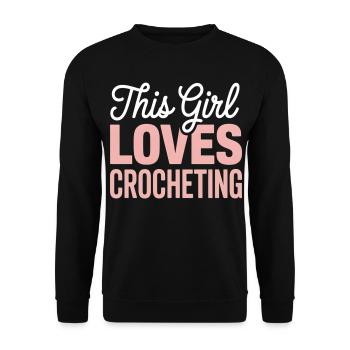 This Girl Loves Crocheting - Unisex Pullover - Schwarz - Vorne - Alina (178cm) & Michal (187cm)