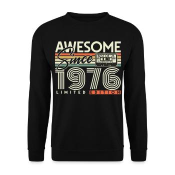 50. Geburtstag Geschenk 1976 Jahrgang Retro - Unisex Pullover - Schwarz - Vorne - Alina (178cm) & Michal (187cm)