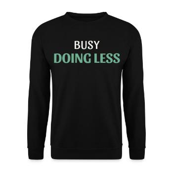 Beschäftigt damit, weniger zu tun - Unisex Pullover - Schwarz - Vorne - Alina (178cm) & Michal (187cm)
